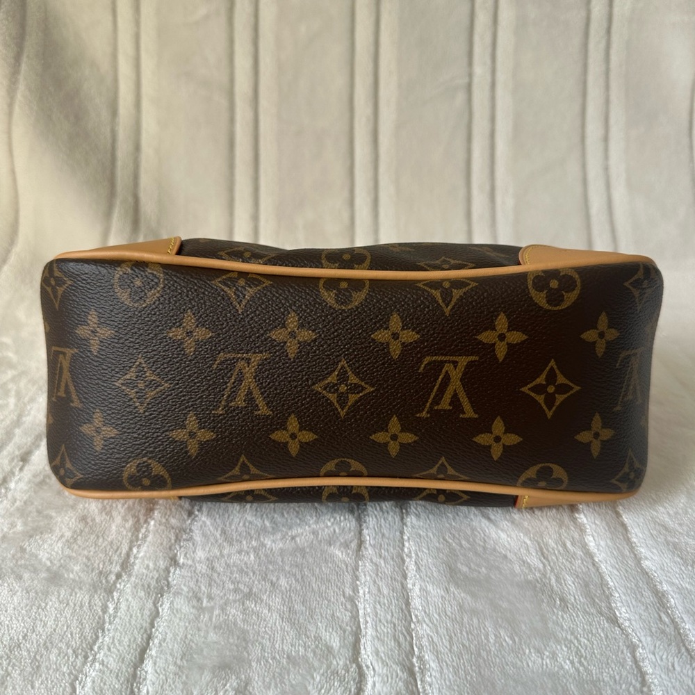 Louis Vuitton Monogram Hobo with Gold Chain and Tan Trim - Picture 2 of 8